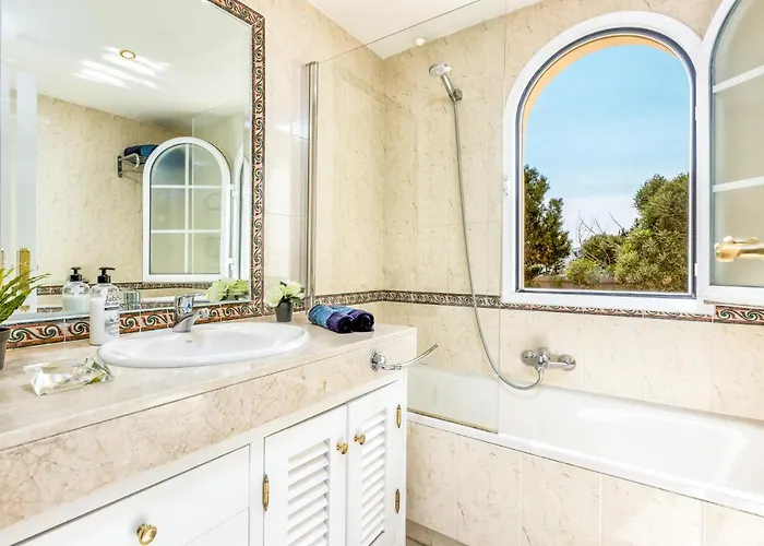 In Senorio De Aloha With Sea Views *