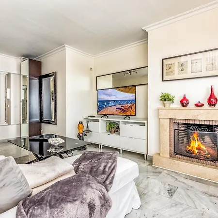 In Senorio De Aloha With Sea Views 아파트 마르베야